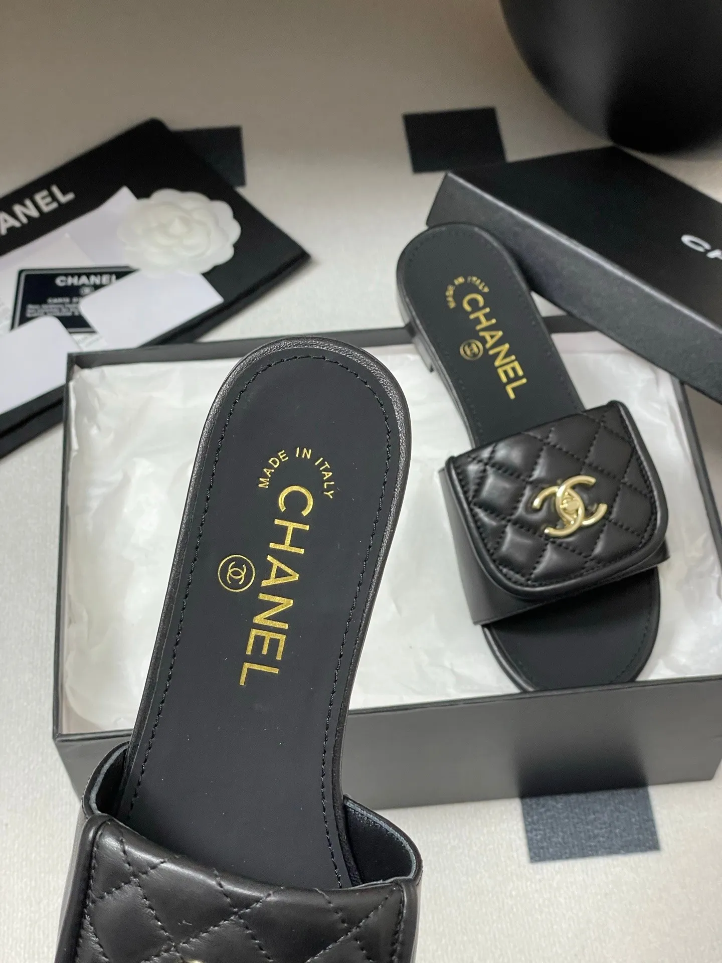 👟👟Ex-factory price 400👟👟 25Fw spring and summer new Chanel Xiaoxiang classic clamshell school bag buckle slippers. Versatile sandals that you don’t get tired of. A super classic style. Casual with exquisiteness and a sure temperament. This spring and summer is a beautiful extra point treasure! Upper: Sheepskin/Denim/Velvet Lining: Sheepskin High Heel: Flat/Thick Heel 5cm Sole: Italian genuine leather outsole Size: 35-39 (40, 41 customization is not returnable)